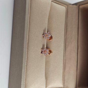 Серьги гвоздики цветочки золотые с маленькими круглыми белыми фианитами ЗЛК-0398-ЮДК-11 1.54 фото