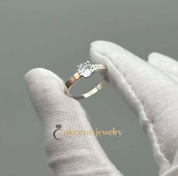 Каблучка срібна з великим цирконом, золотою пластиною та доріжкою каменів 018к-Н фото